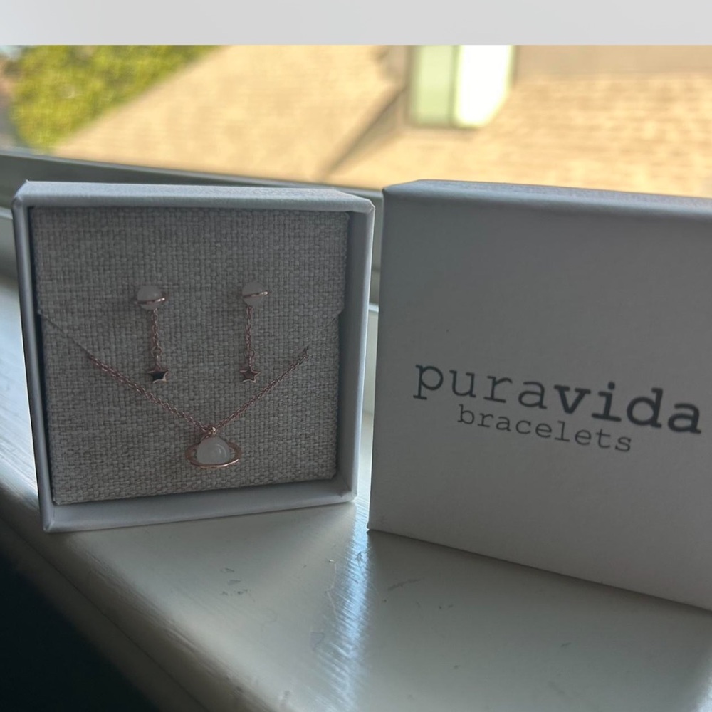 Brand new Pura Vida earring and necklace set!